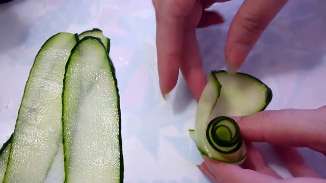 Украшения из овощей. Роза из огурца. Украшения из огурца. Carving Cucumber.