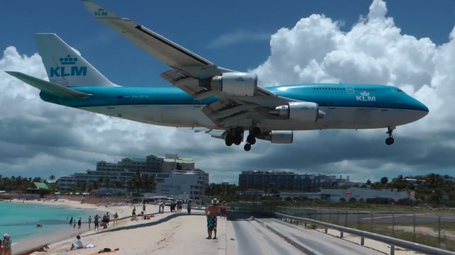 Les atterrissages hallucinants à l'aéroport de Saint-Martin