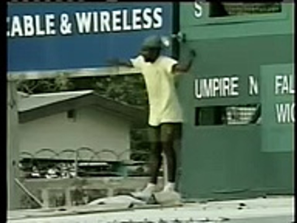 Worst batting ever in cricket history.Hilarious.U laugh for ages