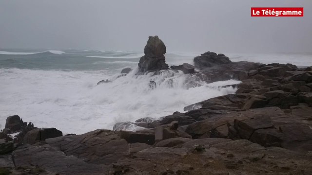 Plomeur (29). Forte houle à La Torche