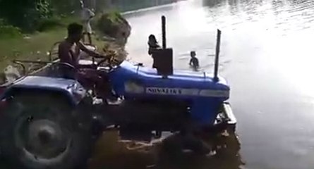 Ce fermier en tracteur ne recule devant rien