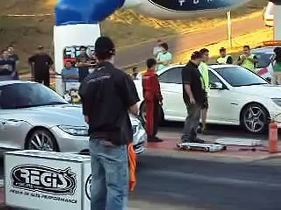 Mercedes- Benz C 63 AMG vs BMW Z4 Drag Race