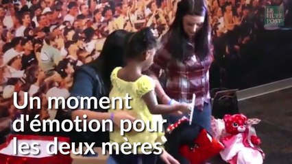 Elle ecoute le coeur de sa fille battre dans le corps d'une autre petite fille