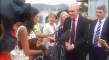 Un homme politique néo-zélandais frappé par un sex-toy rose en pleine interview