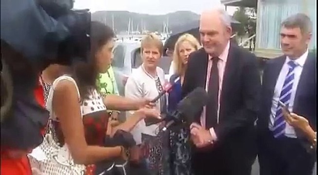 Un homme politique néo-zélandais frappé par un sex-toy rose en pleine interview