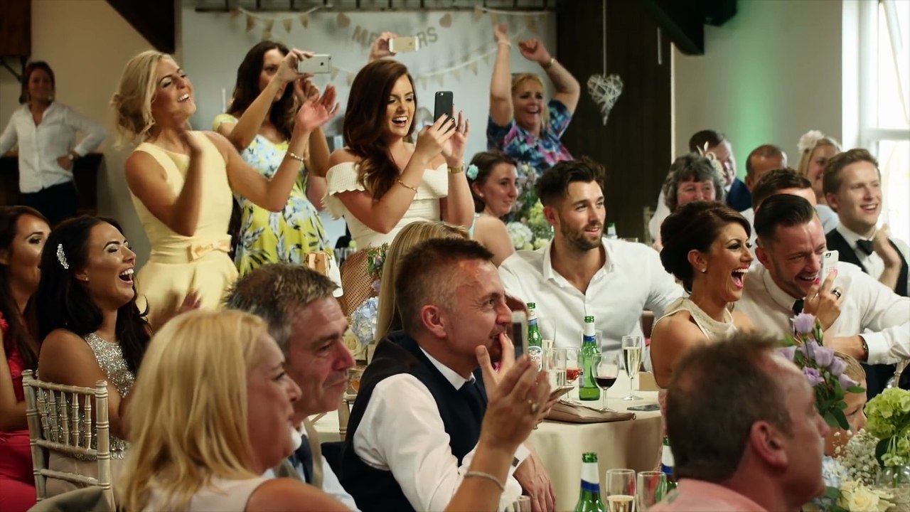 Une demoiselle d'honneur fait son discours en rappant sur Ice Ice Baby pendant le dîner de mariage