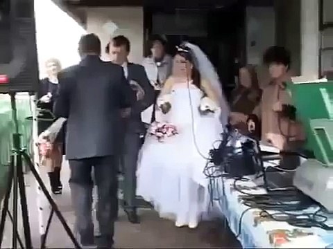 СМЕШНОЕ ВИДЕО во время СВАДЬБЫ УПАЛ с ПОТОЛКА БОМЖ