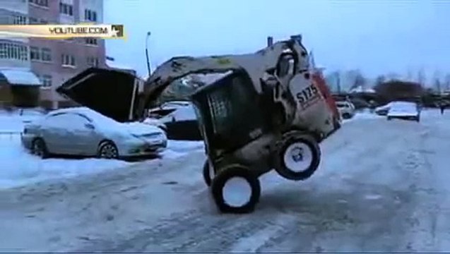 Веселый снегоуборщик устроил фигурное катание в Краснознаменске