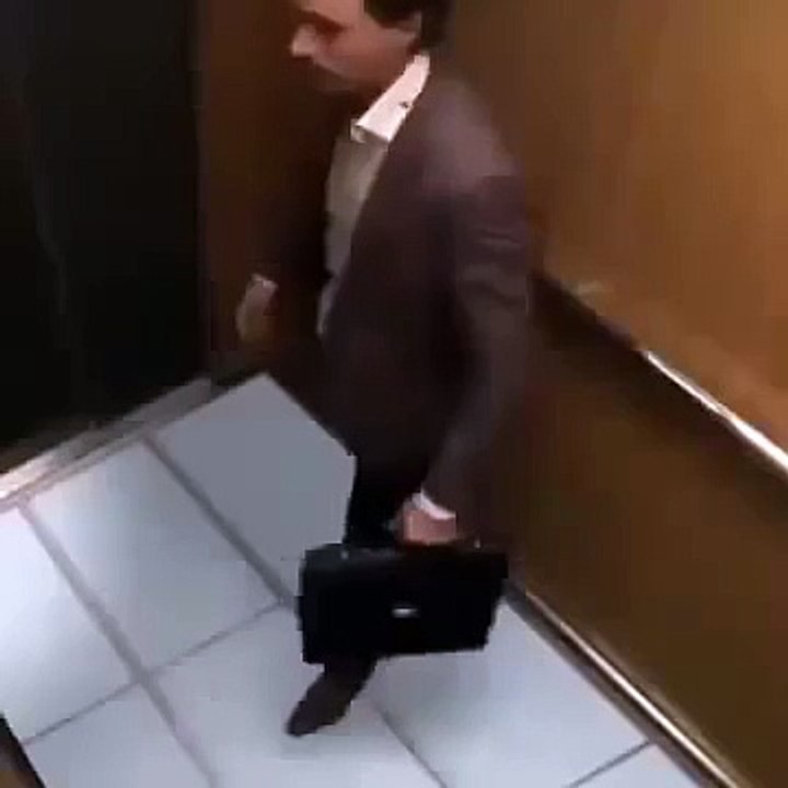 BROMA DEL ASCENSOR QUE SE CAE (360p)