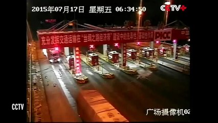 CAMIÓN DESTRUYE PEAJE (720p)