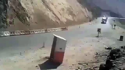 CAMIÓN VUELCA VA PASADO DE VELOCIDAD (360p)