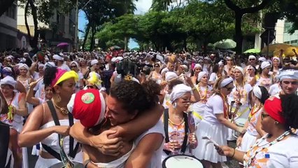 Bloco Baianas Ozadas começa o desfile
