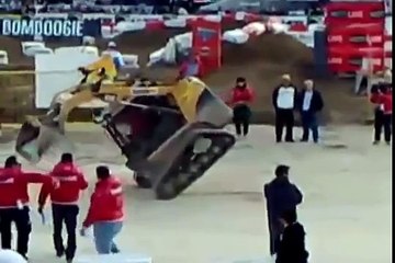 Мини погрузчик делает удивительные вещи!