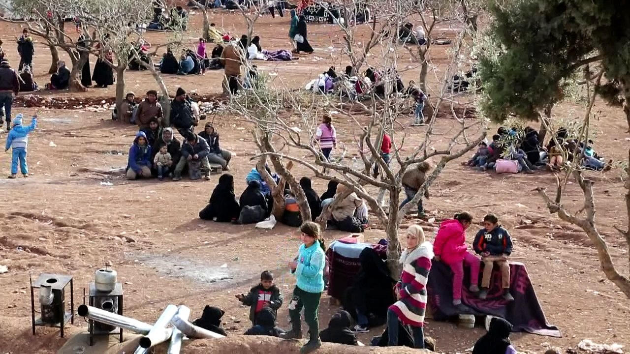 Zehntausende Syrer harren an türkischer Grenze aus