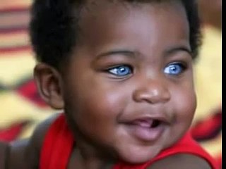 هل شاهدت الطفل الأفريقي صاحب اجمل عيون فى العالم ؟