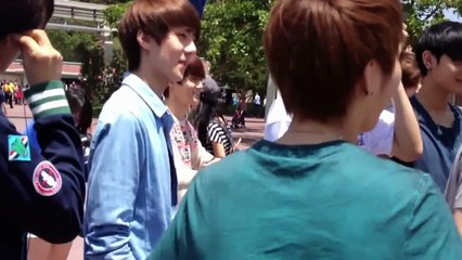 EXO K AND M @DISNEY LAND [Lay & D.O dance to MAMA]