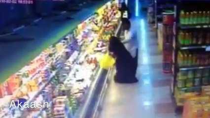 وافد يعتدي على سيدة سعودية ويلقيها ارضا