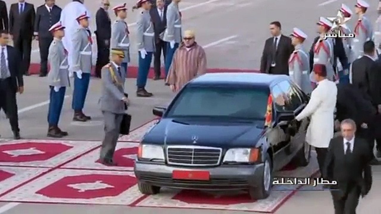 زيارة تاريخية للملك محمد السادس لمدينة الداخلة واستقبال رائع بالأعلام المغربية