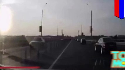 Сбитый мотоциклист перекувырнулся в воздухе и приземлился на крышу движущейся машины