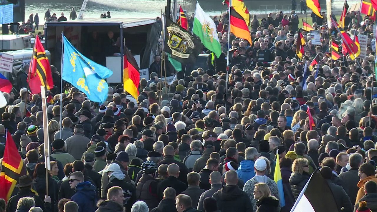 Pegida-Anhänger und Gegner in Dresden auf der Straße