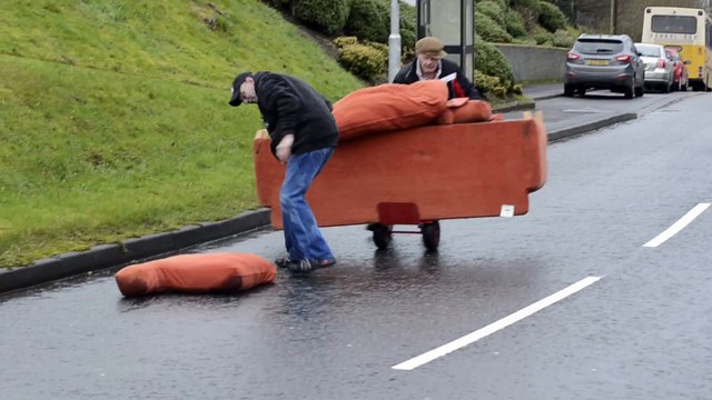 2 vieux gars qui transportent un canapé déglingué... Ahaha