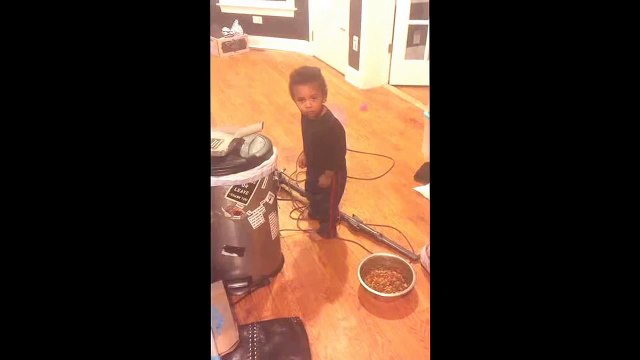 Cet enfant se transforme en statue dès qu'il se fait gronder. Trop marrant