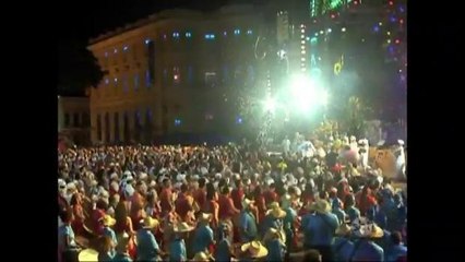 Frevo e maracatu tomam as ruas de Olinda e Recife