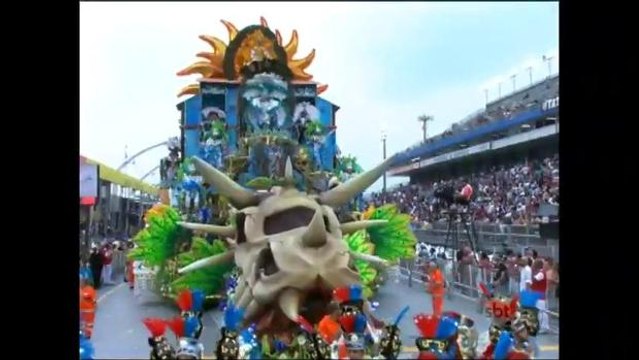 Desfile das escolas de samba agita o público em São Paulo