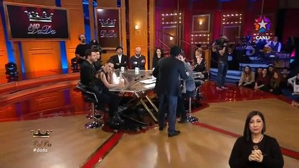 Okan Bayülgen'in Programında Soyunmaya Çalışan Kız