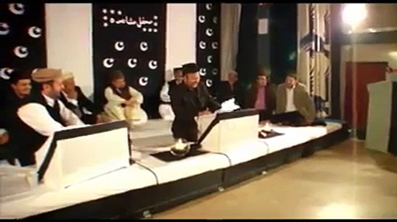 funny poetry by a pakistani poaet .. must listen ..