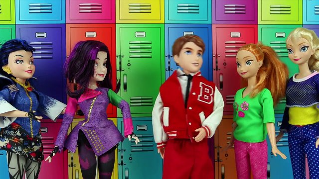 Descendants Mal and Evie are Kidnapped by Maleficent and Evil Queen. DisneyToysFan.