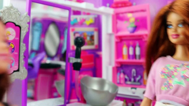 Rapunzel Gives Makeovers to Elsa, Cinderella and Barbie with her new Salon. DisneyToysFan
