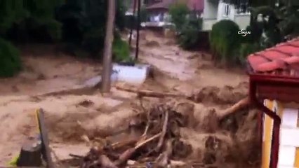 Bir kişinin öldüğü sel dehşeti böyle görüntülendi