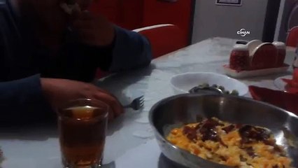 Sahura kalkan çocuğun uykulu halleri