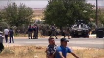 Kobani'de çatışmalar sürüyor, halk sınırda bekliyor