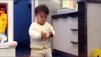 Düşünceli Bebek Babasına Sürekli Su Getirirse.. Sonuna Dikkat!