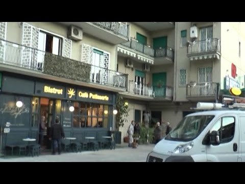 Napoli - Colli Aminei, le famiglie rientrano in casa dopo il rischio crollo (06.02.16)
