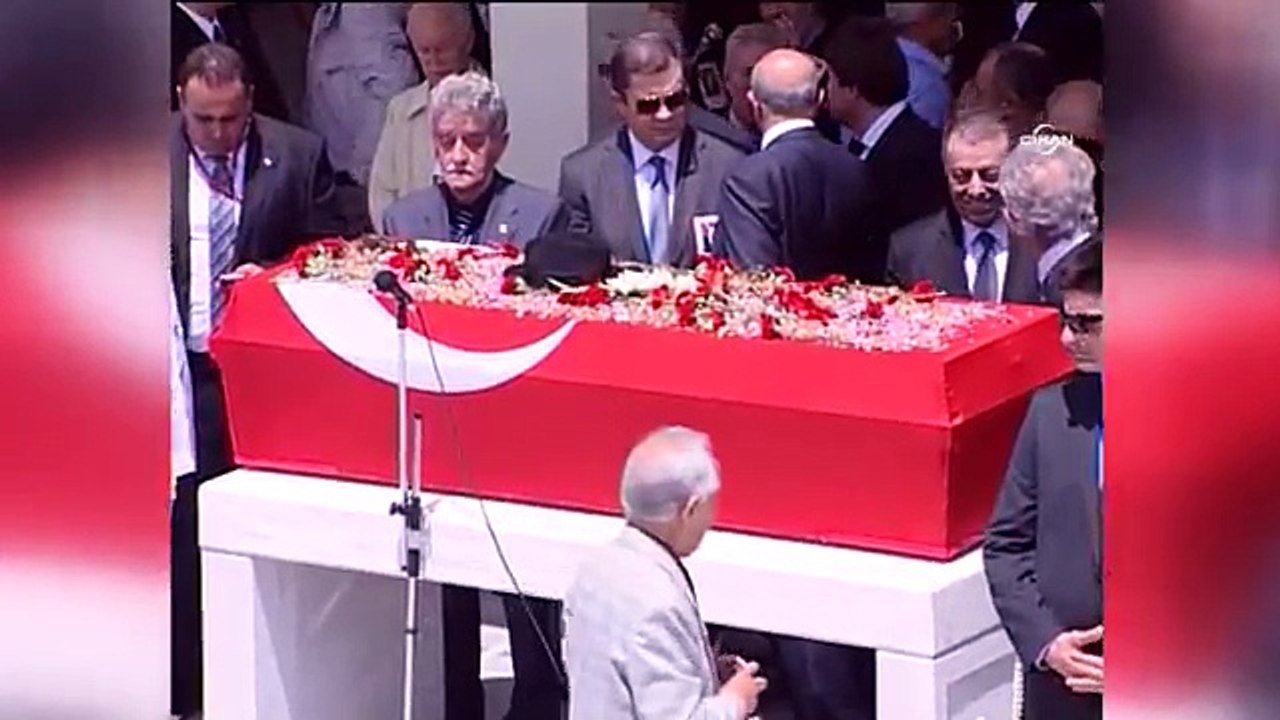 Demirel, Kocatepe'ye fötr şapkasıyla birlikte getirildi