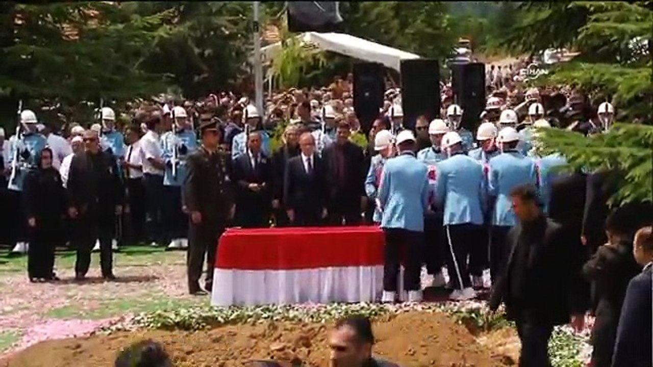 Demirel'in cenazesi defnedildi