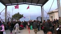 Thousands of Syrians walk towards border crossing with Turkey