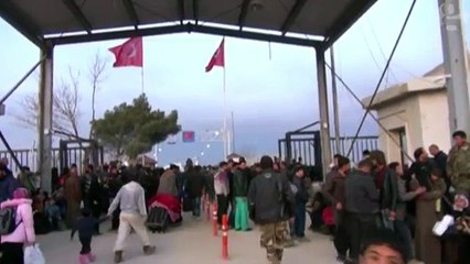 Thousands of Syrians walk towards border crossing with Turkey