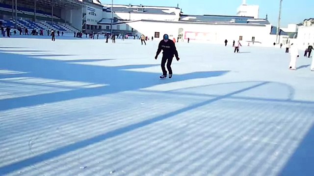 Почти фигурное катание на хоккейных коньках xDDD