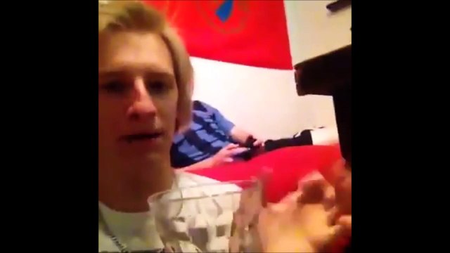 Pourrir la vie de son pote en faisant des bruits de téléphone