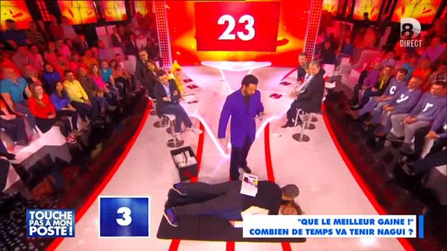 Nagui et Sandrine Quétier allongés l'un sur l'autre sur D8 pour un jeu !