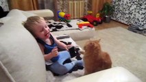 кот воспитывает ребенка оч смешно))) Cat raising a child is very funny) gato criar a un nino