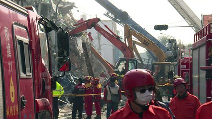 Taïwan: une centaine de personnes toujours sous les décombres