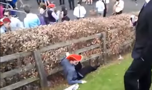 Un homme complètement ivre essaye de traverser un jardin ...