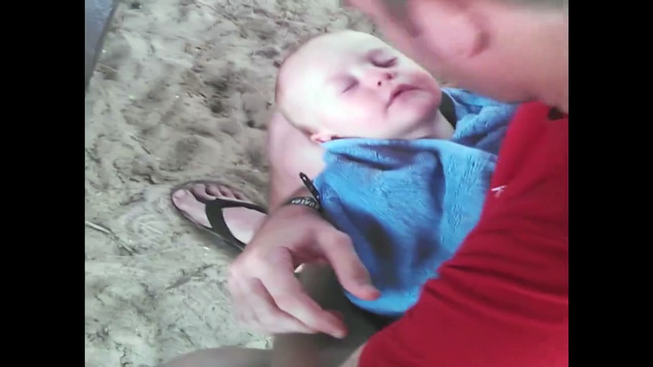 Quand papa s'amuse à embeter son bébé qui dort