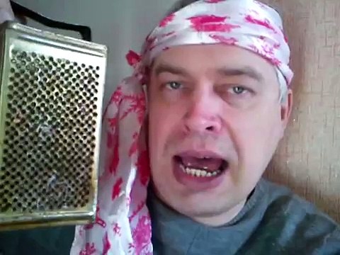 Видео придурок показывает тёрку! тёрка-тёлка ( Прикольное видео прикол тупой мужик мужчина снимает своё тупое видео )