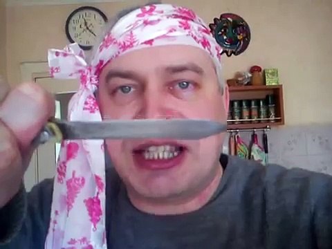 Мужик говорит и показывает про свой нож